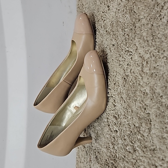 East 5th Beige Nude Faux Leather Round Toe Pump Heels Slip On Womens Size 7.5 - Picture 2 of 10